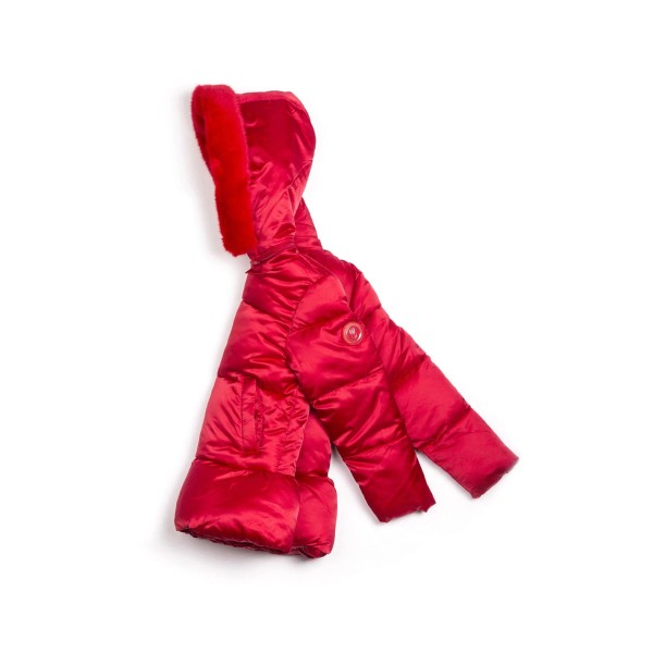 Μπουφάν κοριτσιού σε κόκκινο χρώμα με τσέπες στο μπροστινό μέρος,κλείνει με φερμουάρ,διαθέτει γούνινη κουκούλα της εταιρίας  Coconudina